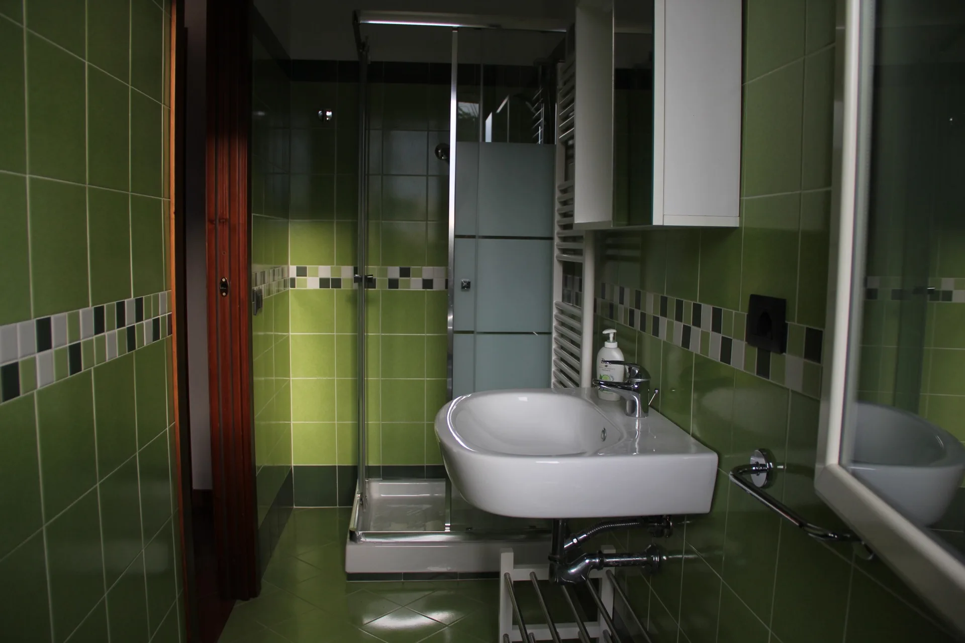 Bagno verde doccia lavabo