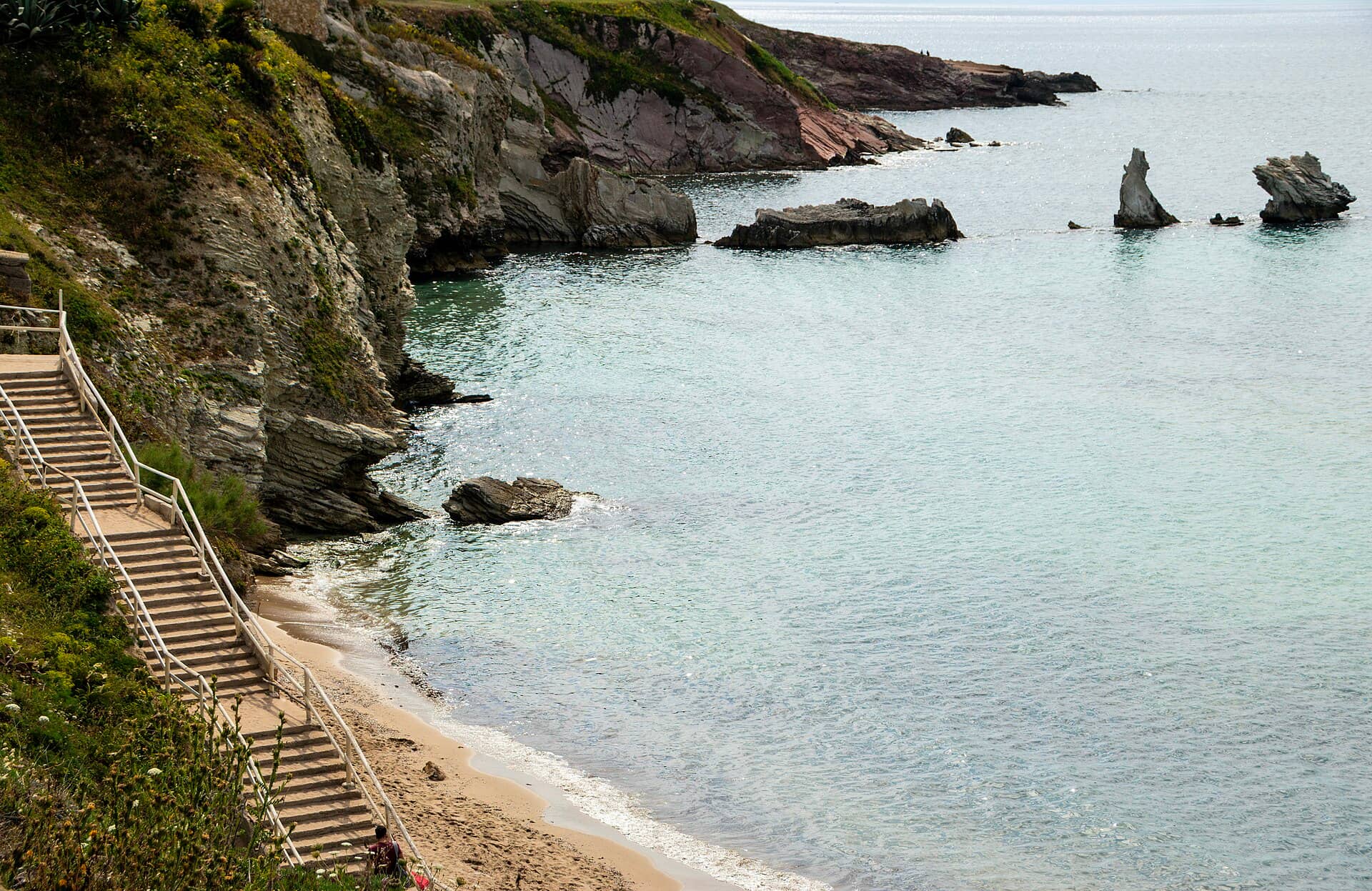 La costa di Terrasini, in Sicilia, con la sua caletta sul mare
